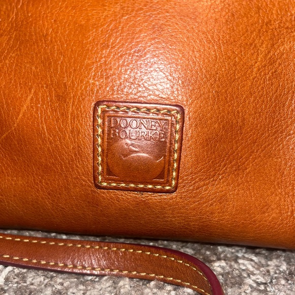 GREAT CONDITION RARE DOONEY AND BOURKE FLORENTINE LEATHER VINTAGE CROSSBODY - Picture 2 of 8